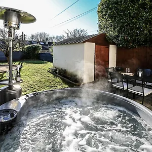 Garden With Hot Tub , Bath United Kingdom